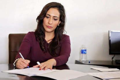 Leg arbeidscontract vóór 1 juli schriftelijk vast