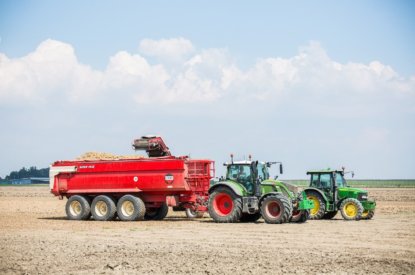 Alleen geregistreerde landbouwvoertuigen mogen straks op de openbare weg.